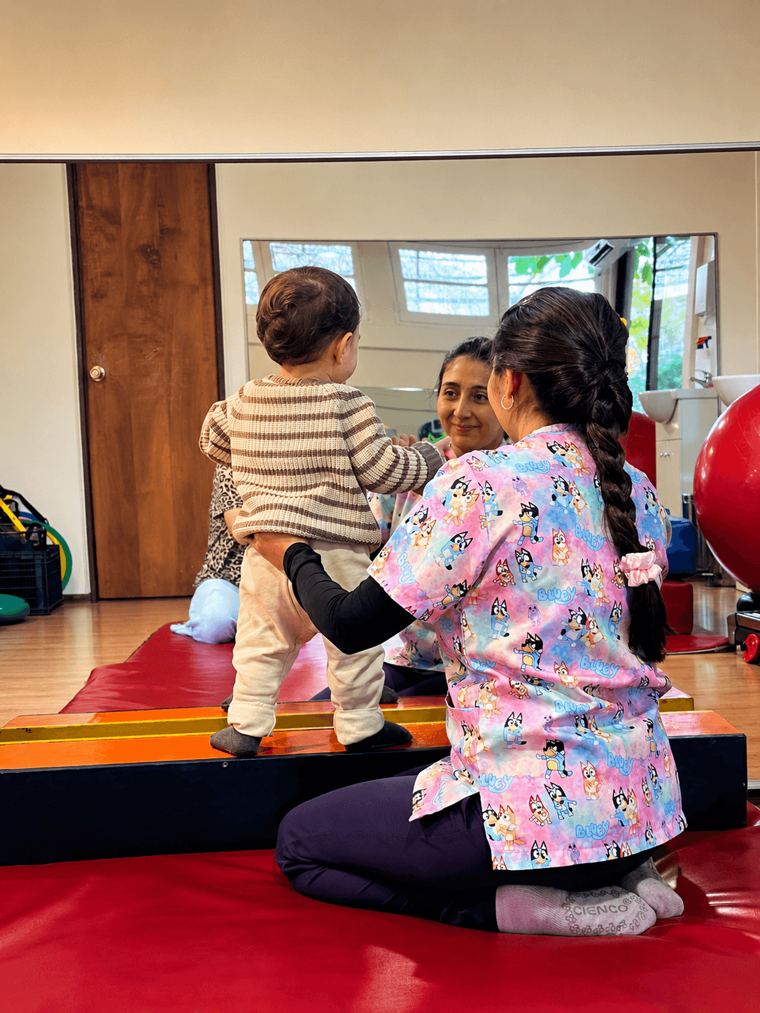 Camila Medina en una sesión de kinesiología infantil con un niño